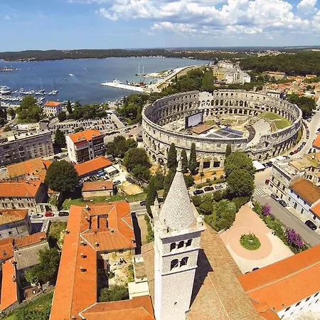 Modern & Warm Near Arena Apartament *