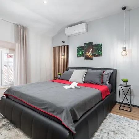 Modern & Warm Near Arena Апартаменты Пула