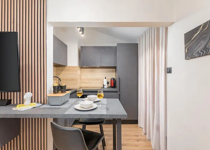 Modern & Warm Near Arena