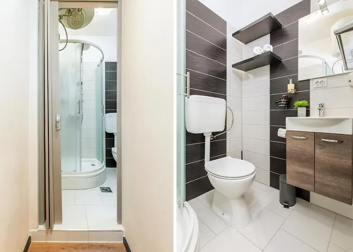 Modern & Warm Near Arena *