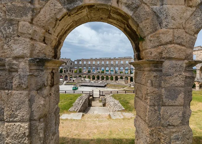 Modern & Warm Near Arena