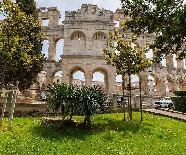 Modern & Warm Near Arena Apartment Pula